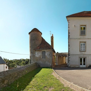 Construction ancienne incluant la tour de Poilbourg. © Région Bourgogne-Franche-Comté, Inventaire du patrimoine