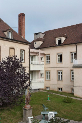 Angle formé par l'ancien hôpital et le nouveau bâtiment nord. © Région Bourgogne-Franche-Comté, Inventaire du patrimoine