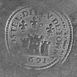 Poinçon de propriété de l'hôtel-Dieu. © Région Bourgogne-Franche-Comté, Inventaire du patrimoine