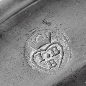 Poinçon de l'assiette n° 230. © Région Bourgogne-Franche-Comté, Inventaire du patrimoine