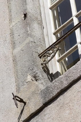 Pavillon postérieur de l'aile droite : détail d'une fenêtre. © Région Bourgogne-Franche-Comté, Inventaire du patrimoine