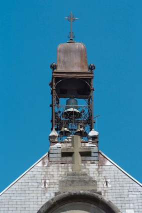Campanile et croix du fronton de la chapelle. © Région Bourgogne-Franche-Comté, Inventaire du patrimoine