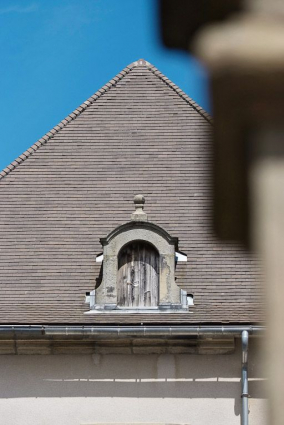 Façade sur cour de l'aile gauche : lucarne. © Région Bourgogne-Franche-Comté, Inventaire du patrimoine