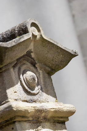 Pilier d'un des portails en vis-à-vis devant la chapelle. © Région Bourgogne-Franche-Comté, Inventaire du patrimoine