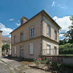 Bâtiment bordant l'allée de la chapelle à droite. © Région Bourgogne-Franche-Comté, Inventaire du patrimoine