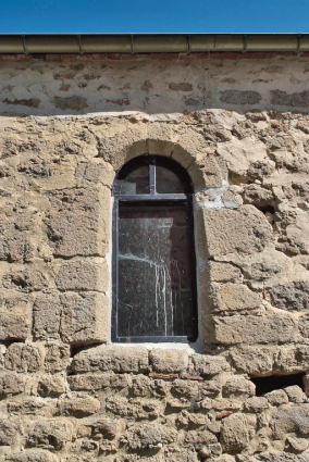 Chapelle : première fenêtre gauche du mur de long-pan sur cour. © Région Bourgogne-Franche-Comté, Inventaire du patrimoine