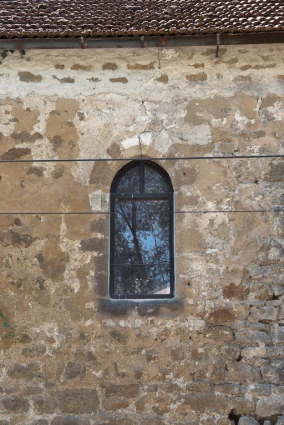 Chapelle : fenêtre en plein-cintre du mur de long-pan sur rue. © Région Bourgogne-Franche-Comté, Inventaire du patrimoine