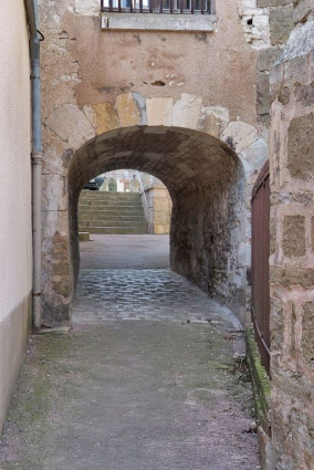 Passage couvert entre l'église et l'ancien hôpital. © Région Bourgogne-Franche-Comté, Inventaire du patrimoine