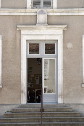 Bâtiment sud, porte d'entrée. © Région Bourgogne-Franche-Comté, Inventaire du patrimoine