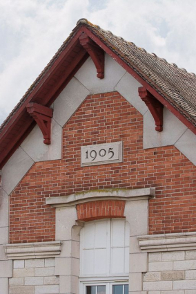 Bâtiment à gauche de l'entrée de la cour : détail du pignon. © Région Bourgogne-Franche-Comté, Inventaire du patrimoine