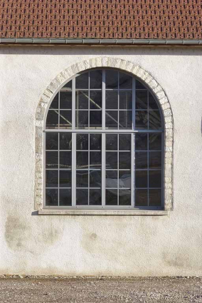 Fenêtre à huisserie en aluminium et à double vitrages (élévation ouest). © Région Bourgogne-Franche-Comté, Inventaire du patrimoine