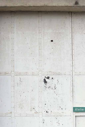 Détail de la porte métallique de l'élévation est. © Région Bourgogne-Franche-Comté, Inventaire du patrimoine