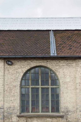 Fenêtre à huisserie métallique de l'élévation est. © Région Bourgogne-Franche-Comté, Inventaire du patrimoine