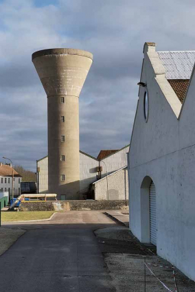 Château d'eau et mur-pignon du vaisseau est. © Région Bourgogne-Franche-Comté, Inventaire du patrimoine