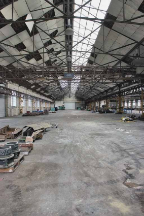 Intérieur du vaisseau ouest, vue prise du sud. Pont roulant à moteur de déplacement central datant du 2e quart du 20e siècle. © Région Bourgogne-Franche-Comté, Inventaire du patrimoine