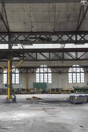 Intérieur : mur est et poutres de roulement en treillis métallique des ponts roulants. © Région Bourgogne-Franche-Comté, Inventaire du patrimoine