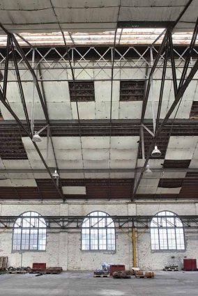 Intérieur : mur ouest et poutre de roulement en treillis métallique du pont roulant. © Région Bourgogne-Franche-Comté, Inventaire du patrimoine