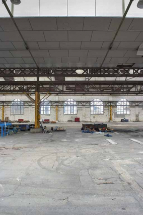 Intérieur : mur ouest et poutres de roulement en treillis métallique des ponts roulants. © Région Bourgogne-Franche-Comté, Inventaire du patrimoine