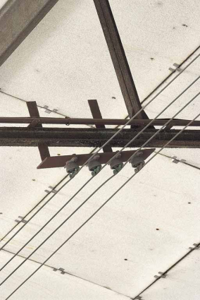 Preneurs électriques sur platine métallique de l'alimentation du pont roulant. © Région Bourgogne-Franche-Comté, Inventaire du patrimoine