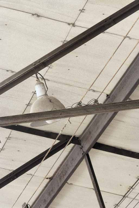 Preneurs électriques de l'alimentation du pont roulant posés directement sur profilé de charpente. © Région Bourgogne-Franche-Comté, Inventaire du patrimoine