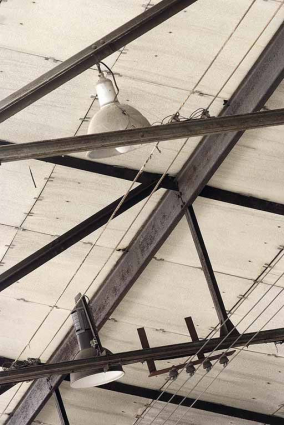 Preneurs électriques de l'alimentation du pont roulant posés directement sur profilé de charpente pour l'un, sur platine métallique pour l'autre. © Région Bourgogne-Franche-Comté, Inventaire du patrimoine