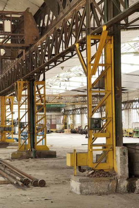 Poteaux-treillis soutenant les ponts roulants, celui du 1er plan étant un poteau d'extrémité. © Région Bourgogne-Franche-Comté, Inventaire du patrimoine