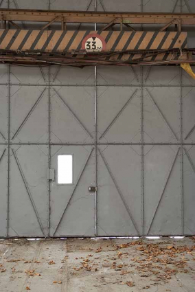 Porte métallique de l'élévation est, vue de l'intérieur. © Région Bourgogne-Franche-Comté, Inventaire du patrimoine