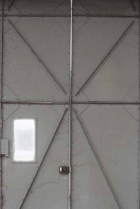 Détail de la porte métallique de l'élévation est, vue de l'intérieur. © Région Bourgogne-Franche-Comté, Inventaire du patrimoine