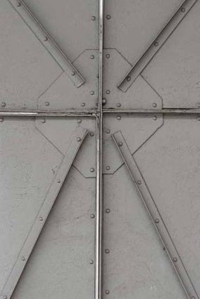 Détail des assemblages et renforts de la porte métallique de l'élévation est, vue de l'intérieur. © Région Bourgogne-Franche-Comté, Inventaire du patrimoine