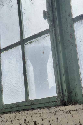 Détail des huisseries métalliques du mur est. Vue de l'intérieur. © Région Bourgogne-Franche-Comté, Inventaire du patrimoine