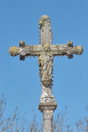 Détail : croix et Vierge à l'Enfant. © Région Bourgogne-Franche-Comté, Inventaire du patrimoine