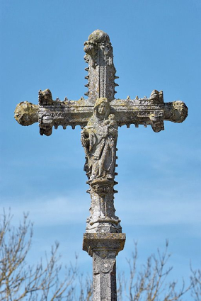 Détail : croix et Vierge à l'Enfant. © Région Bourgogne-Franche-Comté, Inventaire du patrimoine