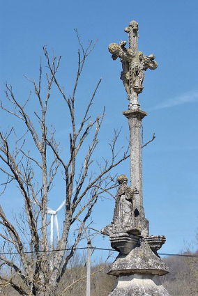 Croix et fût, vue de trois quarts. © Région Bourgogne-Franche-Comté, Inventaire du patrimoine
