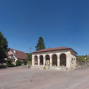 Vue d'ensemble du lavoir situé place de l'église. © Région Bourgogne-Franche-Comté, Inventaire du patrimoine