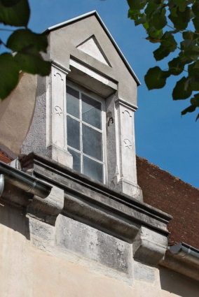 Lucarne située à l'aplomb de la porte de l'ancienne salle des malades. © Région Bourgogne-Franche-Comté, Inventaire du patrimoine