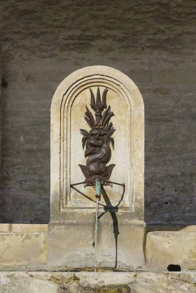 Borne fontaine du lavoir situé place de l'église. © Région Bourgogne-Franche-Comté, Inventaire du patrimoine