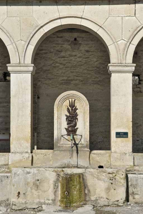 Borne fontaine et auge-abreuvoir du lavoir situé place de l'église. © Région Bourgogne-Franche-Comté, Inventaire du patrimoine