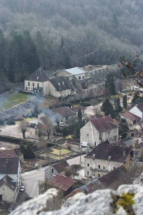 Vue d'ensemble des bâtiments dominant le village, au sud. © Région Bourgogne-Franche-Comté, Inventaire du patrimoine