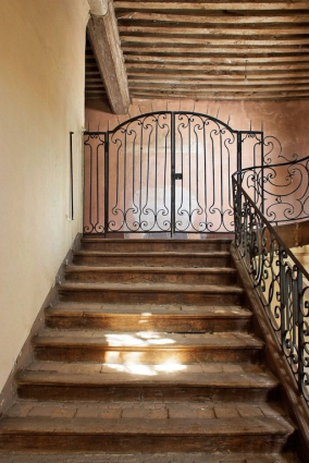 Aile ouest : escalier et grille menant au grenier. © Région Bourgogne-Franche-Comté, Inventaire du patrimoine