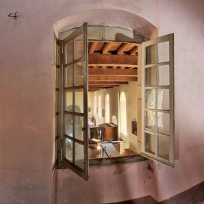 Couloir du dortoir : fenêtre de surveillance donnant sur la salle des femmes. © Région Bourgogne-Franche-Comté, Inventaire du patrimoine