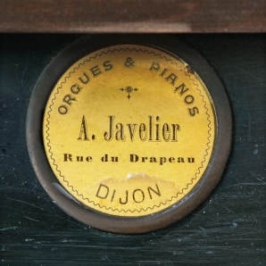 Détail : marque du fabricant. © Région Bourgogne-Franche-Comté, Inventaire du patrimoine