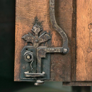 Détail de l'espagnolette. © Région Bourgogne-Franche-Comté, Inventaire du patrimoine
