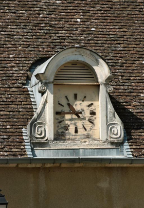 Corps de bâtiment au fond de la cour gauche : lucarne devenue horloge. © Région Bourgogne-Franche-Comté, Inventaire du patrimoine