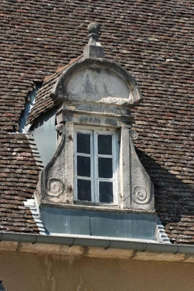 Corps de bâtiment au fond de la cour des femmes : lucarne. © Région Bourgogne-Franche-Comté, Inventaire du patrimoine