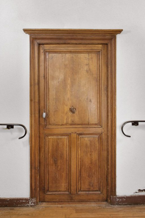 Aile centrale, étage : porte d'une des chambres des hospitalières. © Région Bourgogne-Franche-Comté, Inventaire du patrimoine