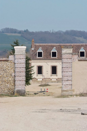 Portail et logis au fond de la cour. © Région Bourgogne-Franche-Comté, Inventaire du patrimoine