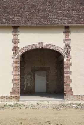 Bâtiment avec appentis à gauche dans la cour, porte charretière. © Région Bourgogne-Franche-Comté, Inventaire du patrimoine