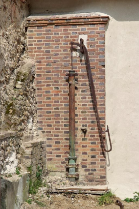 Pompe à bras, à côté du portail d'entrée. © Région Bourgogne-Franche-Comté, Inventaire du patrimoine