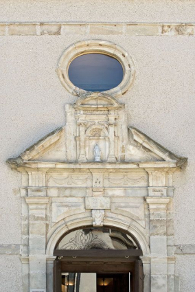 Détail du décor de la porte d'entrée. © Région Bourgogne-Franche-Comté, Inventaire du patrimoine