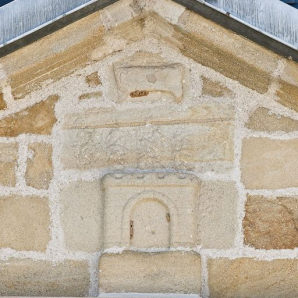 Détail du fronton de la façade. © Région Bourgogne-Franche-Comté, Inventaire du patrimoine